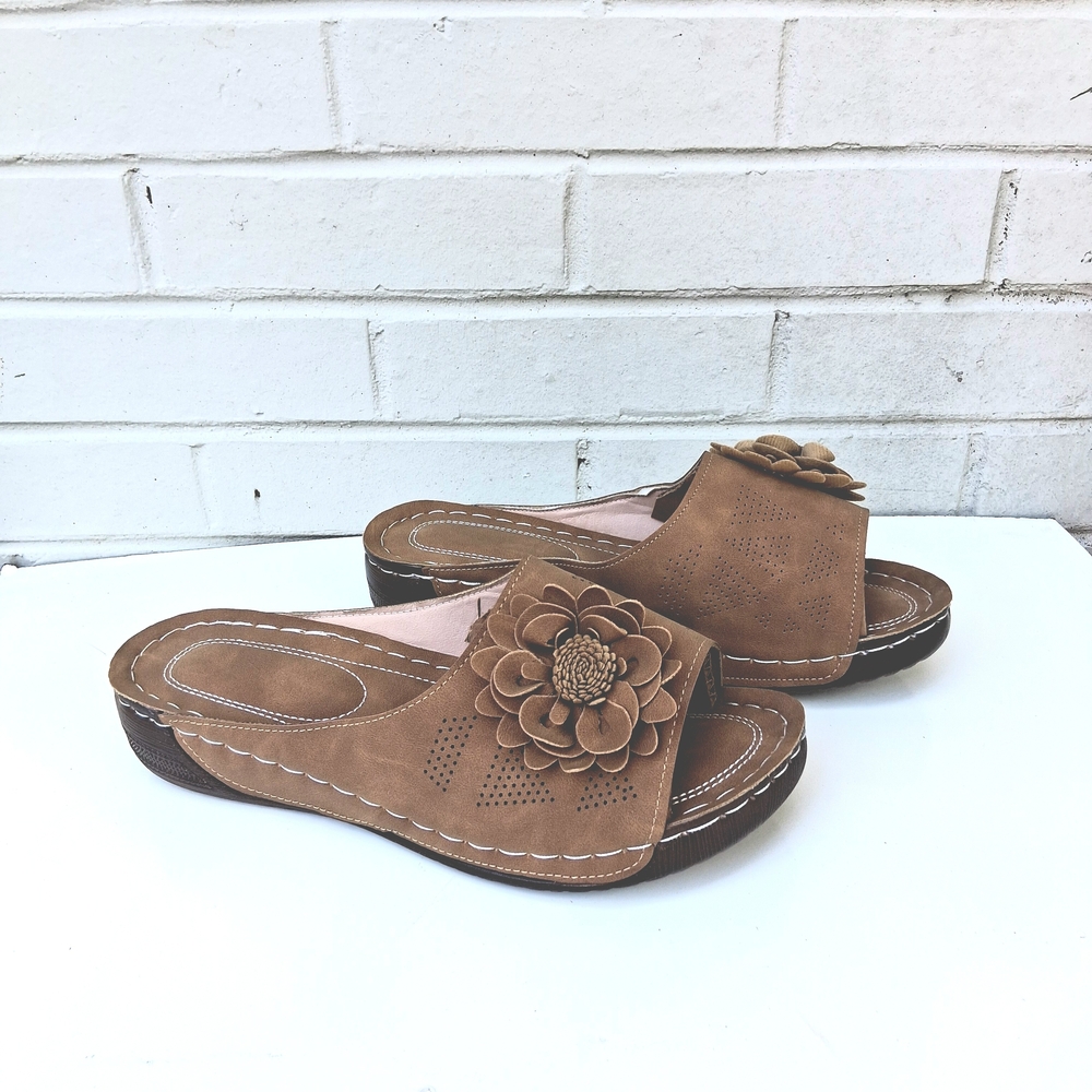 Women's Floral Slide Sandals in Tan
